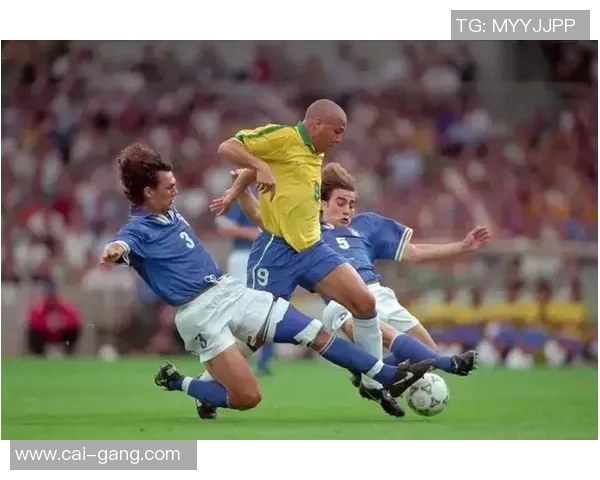 足球明星挑战极限测试足球速度的精彩瞬间视频合集