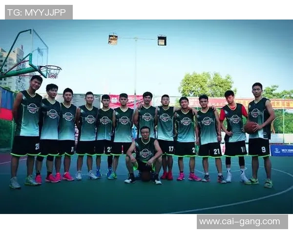 克罗斯与足球明星女孩的精彩瞬间展现青春活力与梦想追逐 克罗斯与足球明星女孩的精彩瞬间展现青春活力与梦想追逐